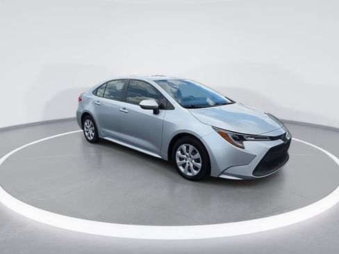 Used 2022 Toyota Corolla LE FWD image 2