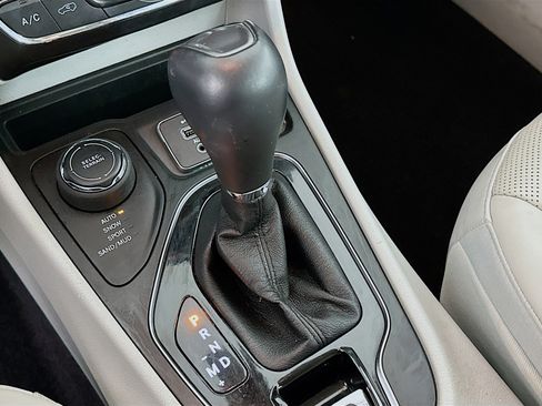 Used 2019 Jeep Cherokee Limited image 25