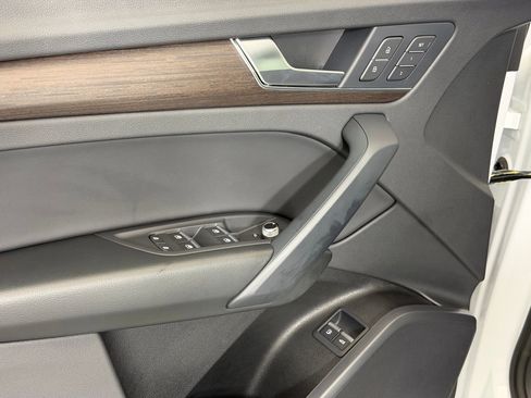 Used 2024 Audi Q5 e Premium w/ Convenience Package image 14