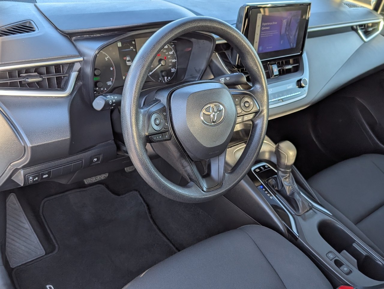 Used 2025 Toyota Corolla LE w/ Carpet Mat Package (TMS) FWD image 14