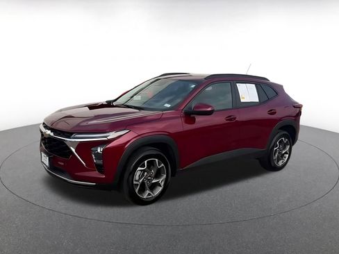 Used 2025 Chevrolet Trax LT FWD image 8