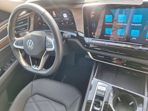 Used 2025 Volkswagen Atlas SE image 32