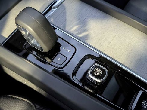 Used 2025 Volvo XC60 B5 Plus image 22