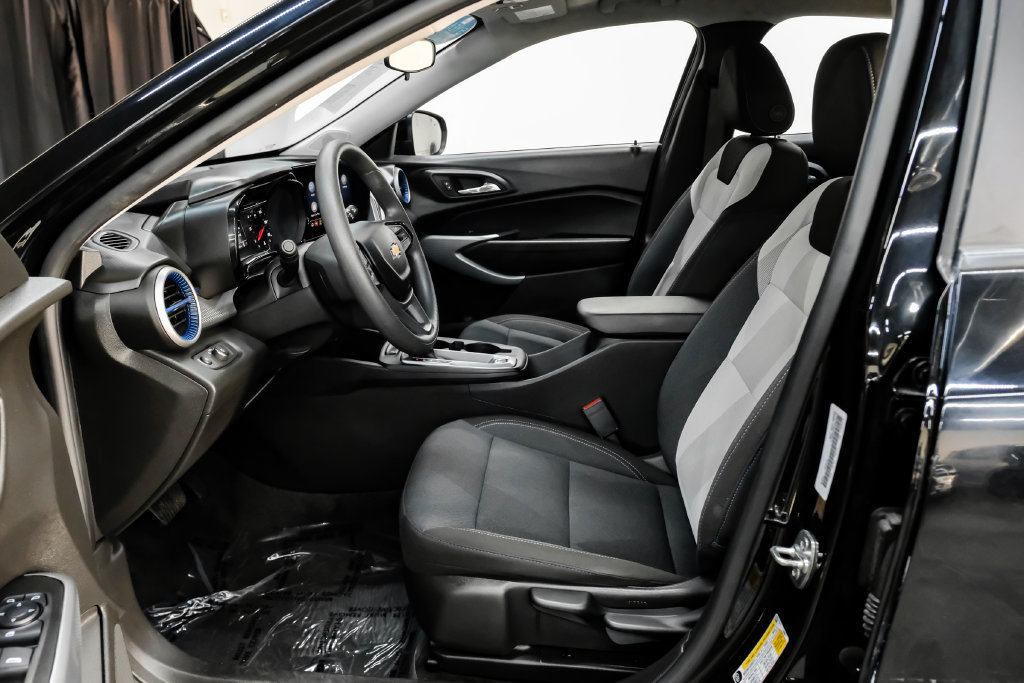 Used 2025 Chevrolet Trax LS w/ LS Convenience Package FWD image 4