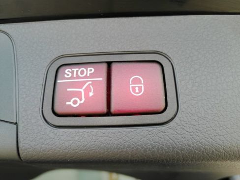 Used 2024 Mercedes-Benz GLB 250 w/ Driver Assistance Package image 29