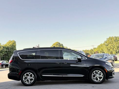 Used 2022 Chrysler Pacifica Limited FWD image 8