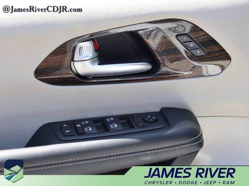 Used 2022 Chrysler Pacifica Limited FWD image 20