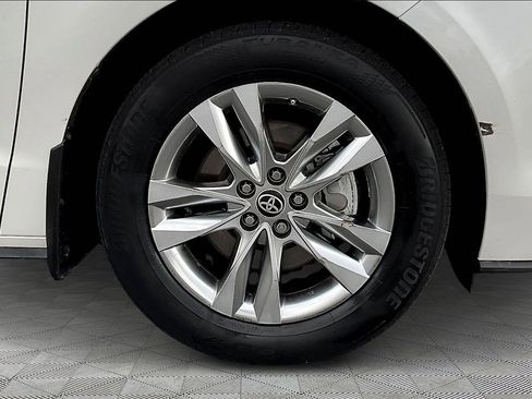 Used 2022 Toyota Sienna Limited image 35