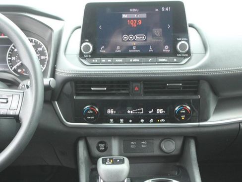 Used 2024 Nissan Rogue SV image 15