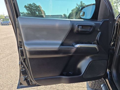 Used 2021 Toyota Tacoma SR5 AWD/4WD image 19