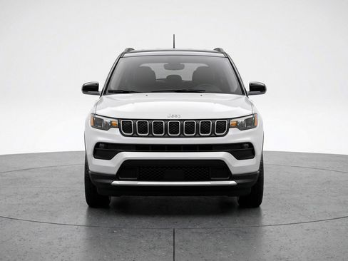 Used 2025 Jeep Compass Latitude AWD/4WD image 2