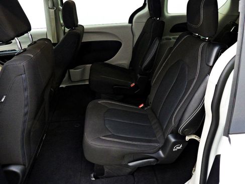 Used 2021 Chrysler Voyager LX FWD image 9