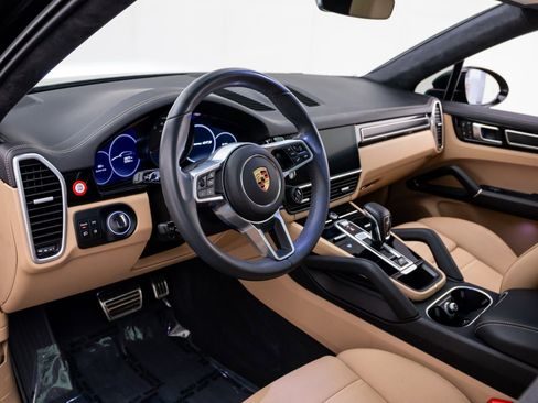 Certified 2023 Porsche Cayenne GTS AWD/4WD image 4