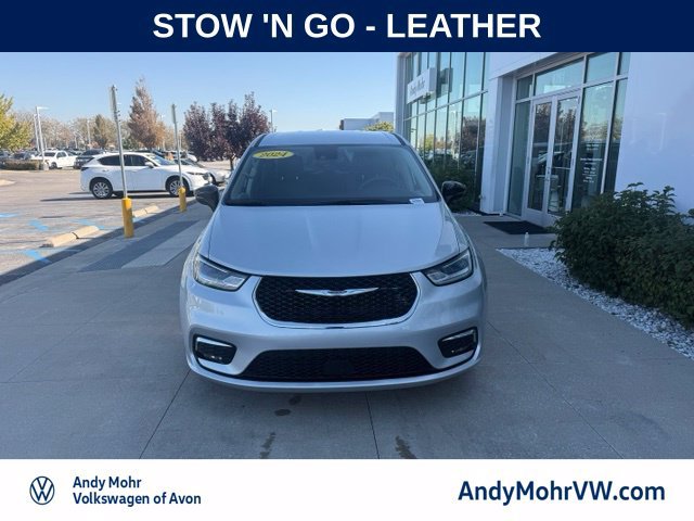 Used 2024 Chrysler Pacifica Touring-L FWD image 2