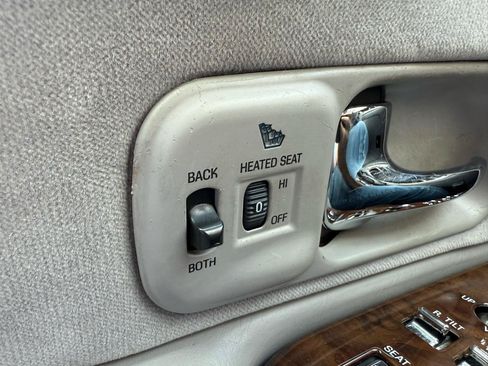 Used 1995 Lincoln Town Car Cartier RWD image 24