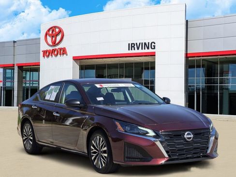 Used 2024 Nissan Altima 2.5 SV image 2