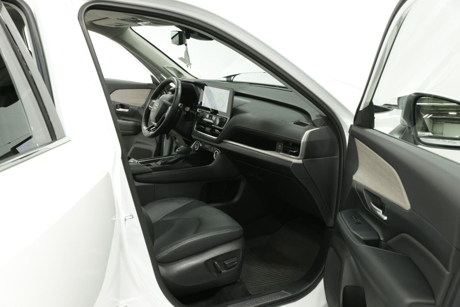 Used 2025 Toyota Grand Highlander AWD image 11