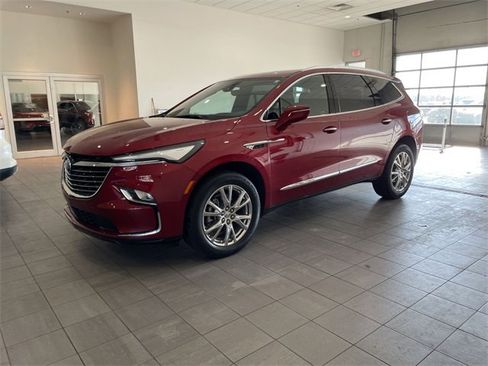 Used 2024 Buick Enclave Premium image 2