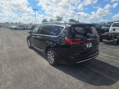 Used 2025 Chrysler Pacifica Pinnacle FWD image 11