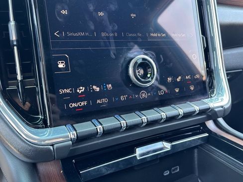 Used 2025 GMC Yukon XL Denali AWD/4WD image 22