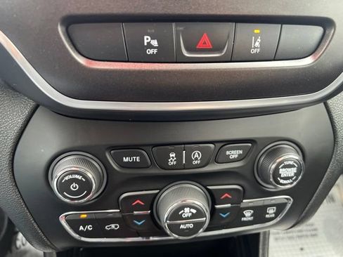 Used 2022 Jeep Cherokee Trailhawk w/ Premium Leather Package AWD/4WD image 26