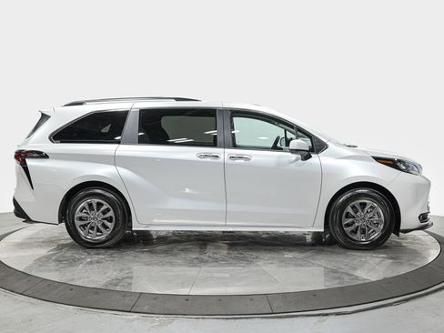 Used 2026 Toyota Sienna XLE image 8