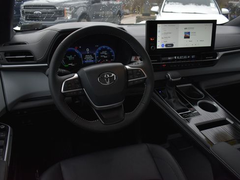 Used 2025 Toyota Sienna XSE image 16