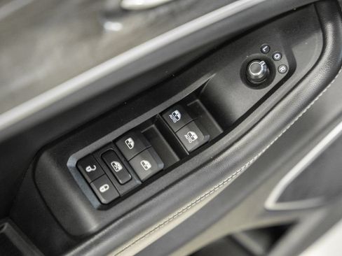 Certified 2023 Jeep Grand Cherokee Limited w/ Black Appearance Package AWD/4WD image 39