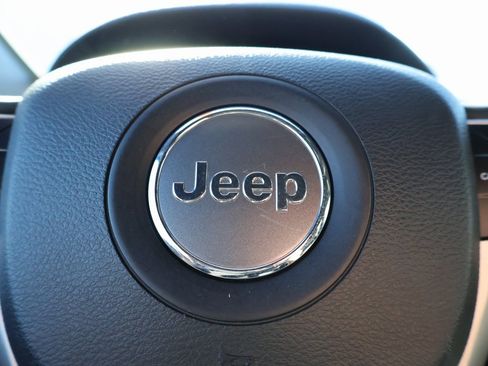 Used 2019 Jeep Grand Cherokee Laredo image 26