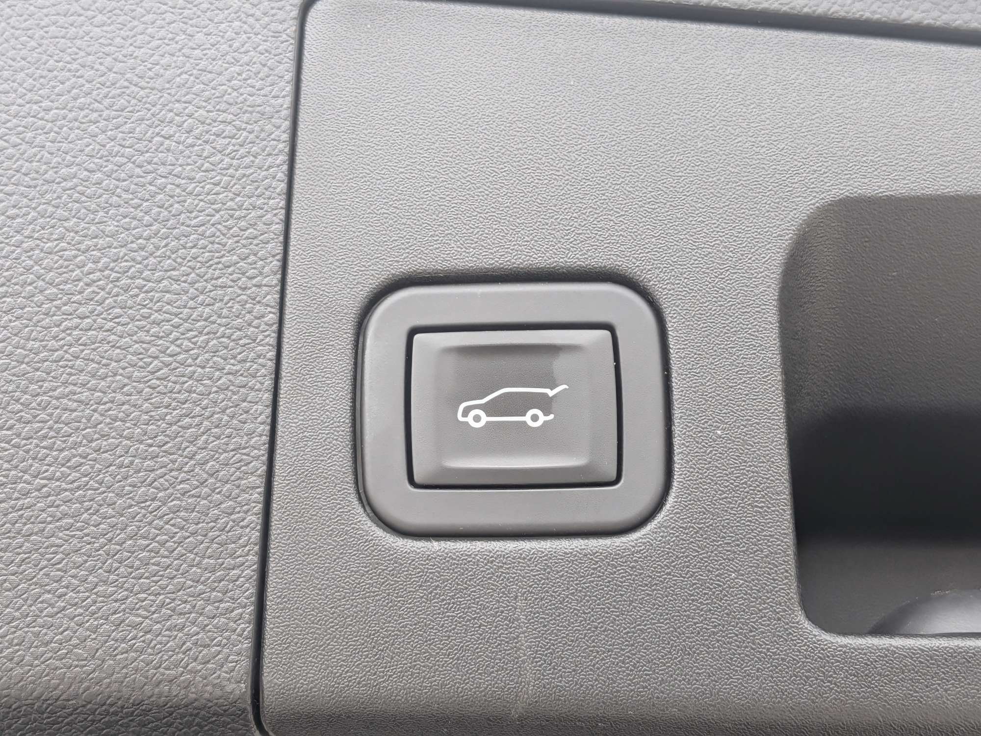 Used 2025 Cadillac XT4 Premium Luxury FWD image 14