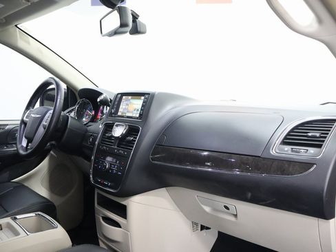 Used 2016 Chrysler Town & Country Touring-L image 23