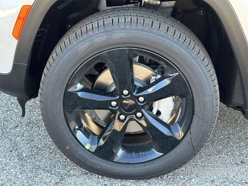 New 2025 Jeep Grand Cherokee Limited image 8