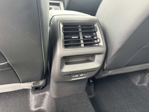 Used 2025 Volkswagen Tiguan SE image 12