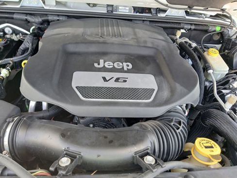 Used 2016 Jeep Wrangler Unlimited Sahara w/ Connectivity Group AWD/4WD image 22