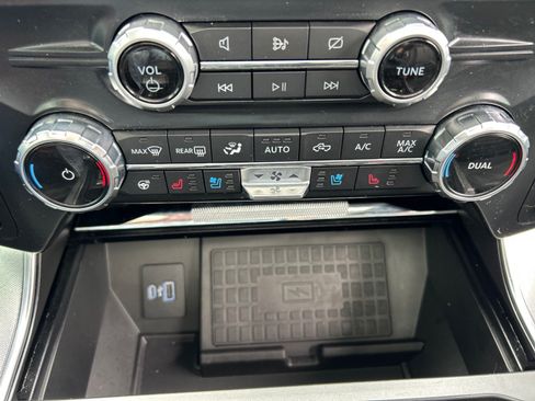 Certified 2022 Ford F150 Platinum w/ Equipment Group 701A High AWD/4WD image 30