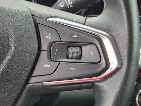 Used 2025 Chevrolet Trax LT w/ LT Convenience Package FWD image 23