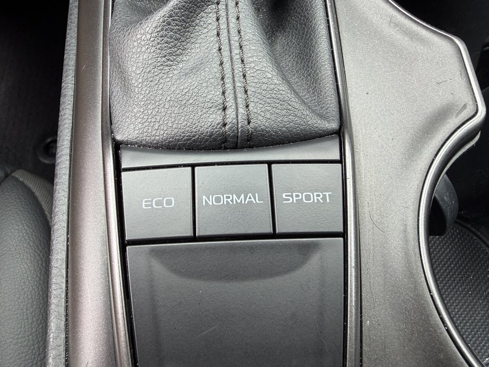 Used 2022 Toyota Camry SE FWD image 19