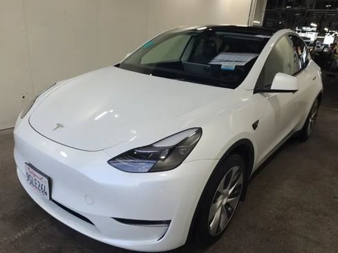 Used 2023 Tesla Model Y Long Range AWD/4WD image 1