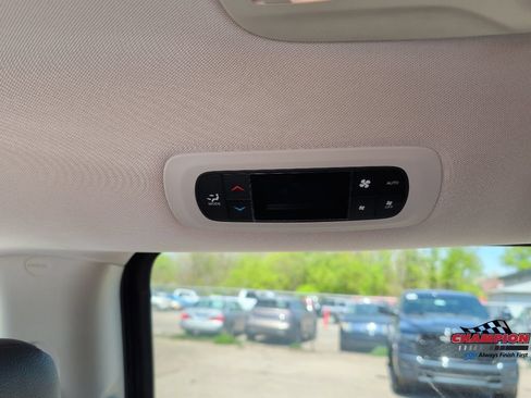 Used 2018 Chrysler Pacifica Touring-L FWD image 23