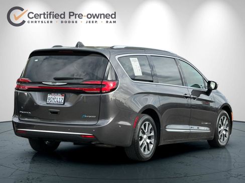 Used 2023 Chrysler Pacifica Pinnacle FWD image 4
