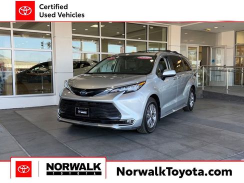 Certified 2021 Toyota Sienna XLE FWD image 1