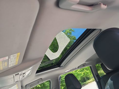 Used 2017 Toyota Highlander SE AWD/4WD image 30