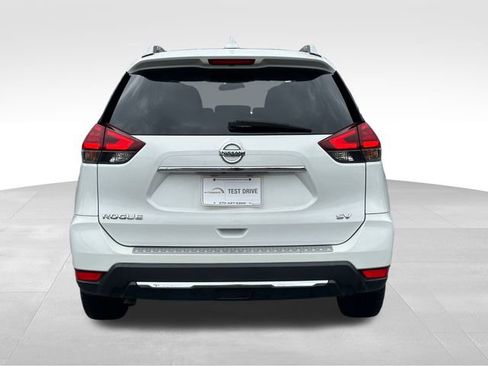 Used 2017 Nissan Rogue SV w/ SV Premium Package image 4