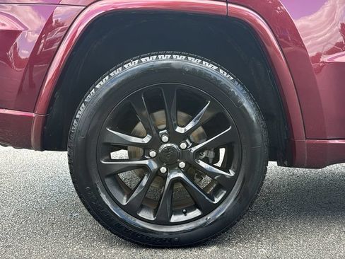 Used 2017 Jeep Grand Cherokee Altitude AWD/4WD image 8