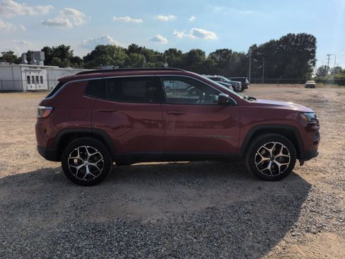 Used 2024 Jeep Compass Latitude AWD/4WD image 7