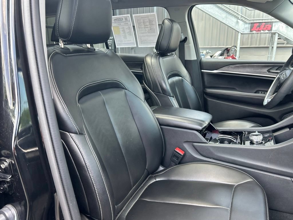 Used 2023 Jeep Grand Cherokee L Limited AWD/4WD image 39