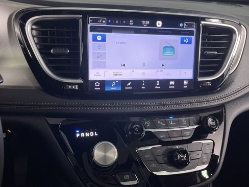 Certified 2025 Chrysler Pacifica Pinnacle image 18