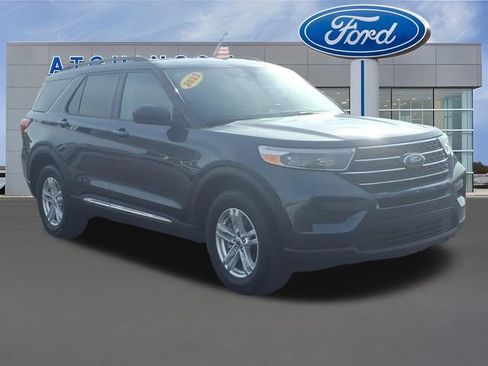 Used 2023 Ford Explorer XLT image 3