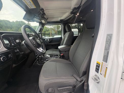 Used 2025 Jeep Wrangler Unlimited Sahara AWD/4WD image 22