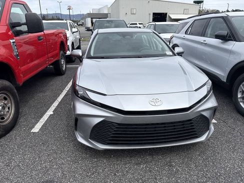 Used 2025 Toyota Camry LE image 4